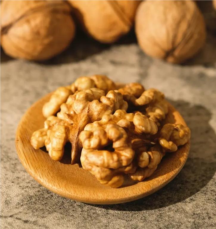 Fresh Raw Xinjiang 185 Walnut Light Amber Color In Shell Wholesale Price For Sale - Lnnuts